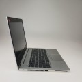 HP EliteBook 830 G6 – po prawej stronie z gniazdami i złączem zasilacza