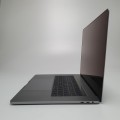 Apple MacBook Pro A1707 – z przodu rozłożony ekran i klawisze funkcyjne