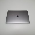 Laptop Apple MacBook Pro A1707 – od tyłu, z tylnymi zawiasami i tylna krawędź obudowy