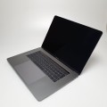 Laptop Apple MacBook Pro A1707 – zamknięty laptop, klapa górna