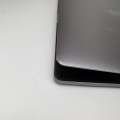 Laptop Apple MacBook Pro A1707 – spodnia część i otworami wentylacji