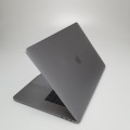 Laptop Apple MacBook Pro A1707 – klawiatura pełnowymiarowa z numpadem
