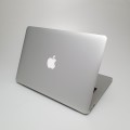 Laptop Apple MacBook Air A1466 – ujęcie z przodu otwarty wyświetlacz i palmrest