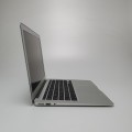 Apple MacBook Air A1466 – lewa krawędź obudowy z gniazdami USB i wentylacją