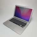 Laptop Apple MacBook Air A1466 – prawy bok z dostępem do portów USB do podłączenia akcesoriów