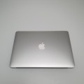 Laptop Apple MacBook Air A1466 – od tyłu, z otworami wentylacji i tylna krawędź obudowy