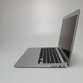 Laptop Apple MacBook Air A1466 – zamknięty laptop, klapa górna
