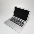 Apple MacBook Air A1466 – spód laptopa ze śrubami montażowymi
