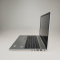 HP EliteBook 850 G7 – ujęcie z prawej strony z portami i złączem zasilacza