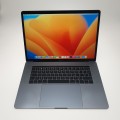 Laptop Apple MacBook Pro A1707 – przód laptopa otwarty ekran i blok klawiszy