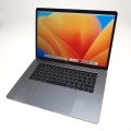 Apple MacBook Pro A1707 – lewa strona obudowy z dostępem do portów i gniazdem słuchawkowym
