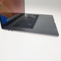 Laptop Apple MacBook Pro A1707 – prawa krawędź obudowy z dostępem do portów i wentylacją boczną