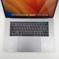 Apple MacBook Pro A1707 – po złożeniu, górna część obudowy z logo producenta