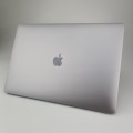 Laptop Apple MacBook Pro A1707 – podstawa laptopa ze śrubami montażowymi