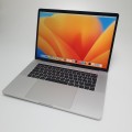 Apple MacBook Pro A1990 – od spodu z głośnikami i wentylacją