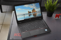 Fujitsu LifeBook U728 – przód laptopa rozłożony wyświetlacz i klawiatura