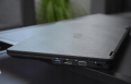Fujitsu LifeBook U728 – lewa strona laptopa z dostępem do portów i otworami wentylacji