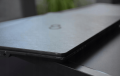Laptop Fujitsu LifeBook U728 – ujęcie z prawej strony z portami USB i wyjściem wideo