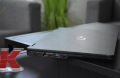 Laptop Fujitsu LifeBook U728 – tył obudowy, z kratkami wentylacyjnymi i naklejka znamionowa