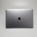 Laptop Apple MacBook Pro A1707 – z przodu rozłożony wyświetlacz i klawiatura