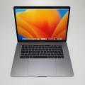 Apple MacBook Pro A1707 – tylna część obudowy, z tylnymi zawiasami i logo producenta