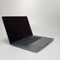 Laptop Apple MacBook Pro A1707 – z zamkniętą klapą, górna część obudowy matowa