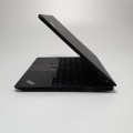 Lenovo ThinkPad 13 20J1 – ujęcie z przodu rozłożony ekran i klawiatura