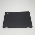 Laptop Lenovo ThinkPad 13 20J1 – tylna krawędź, z otworem wylotowym wentylacji i naklejka znamionowa