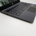HP – widok z przodu rozłożony wyświetlacz i klawisze
