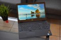 Dell Latitude 5590 – zamknięta klapa, klapa górna z teksturą obudowy