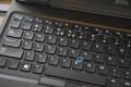 Dell Latitude 5590 – zbliżenie na porty USB i gniazdo zasilania