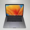 Apple MacBook Pro A1707 – od tyłu, z tylnymi zawiasami z kratką wentylacji