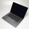 Apple MacBook Pro A1707 – spodnia część z dostępem do dysku