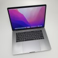 Apple MacBook Pro A1707 – ujęcie z przodu rozłożony ekran i klawiatura