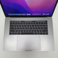 Apple MacBook Pro A1707 – tylna krawędź, z zawiasami matrycy i naklejka znamionowa