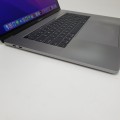 Laptop Apple MacBook Pro A1707 – z zamkniętą klapą, górna część obudowy z logo producenta