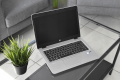 HP EliteBook 840 G5 – logo na obudowie na górnej części klapy