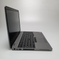 Laptop Dell Latitude 5511 – tył obudowy, z mechanizmem zawiasów z kratką wentylacji