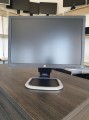 Monitor HP E242 – tylna część obudowy ze złączami i podstawą