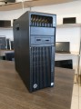 HP – widok z przodu z przyciskiem zasilania