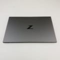 Laptop HP ZBook Firefly 15 – widok z przodu rozłożony ekran i blok klawiszy