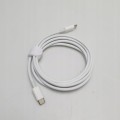 Końcówka USB przewodu – zbliżenie na styki