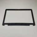 Ramka Matrycy do Dell Latitude E6540 – lewa strona obudowy z fakturą wykończenia