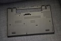 Lenovo T440 - dolna część obudowy z miejscami na śruby i gumowe nóżki