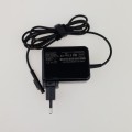 Zasilacz Microsoft 15V 1 – ujęcie z boku i wyjścia kabli