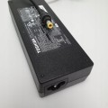 Zasilacz Toshiba - naklejka informacyjna z parametrami napięcia i prądu