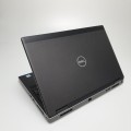 Laptop Dell Precision 7540 – część tylna obudowy, z otworem wylotowym wentylacji z kratką wentylacji
