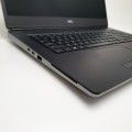 Laptop Dell Precision 7750 FHD – ujęcie z tyłu, z otworem wylotowym wentylacji z kratką wentylacji
