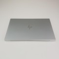 HP EliteBook 845 G8 – od przodu rozłożony wyświetlacz i palmrest