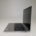 HP EliteBook 845 G8 – ujęcie z prawej strony z portami i wentylacją boczną